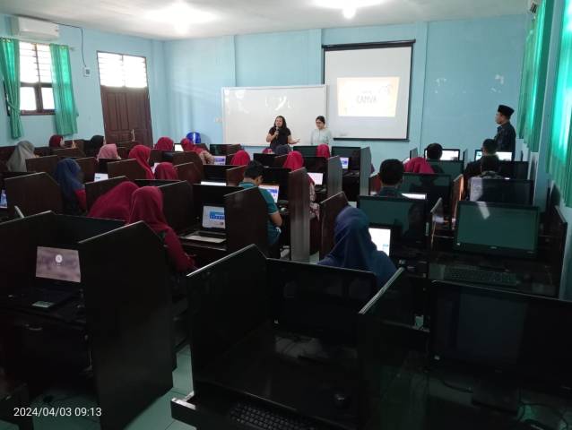 Foto Doc : Kolaborasi antara sekolah dan Penerbit Erlangga yang membimbing para peserta dengan pengalaman mereka dalam bidang desain grafis