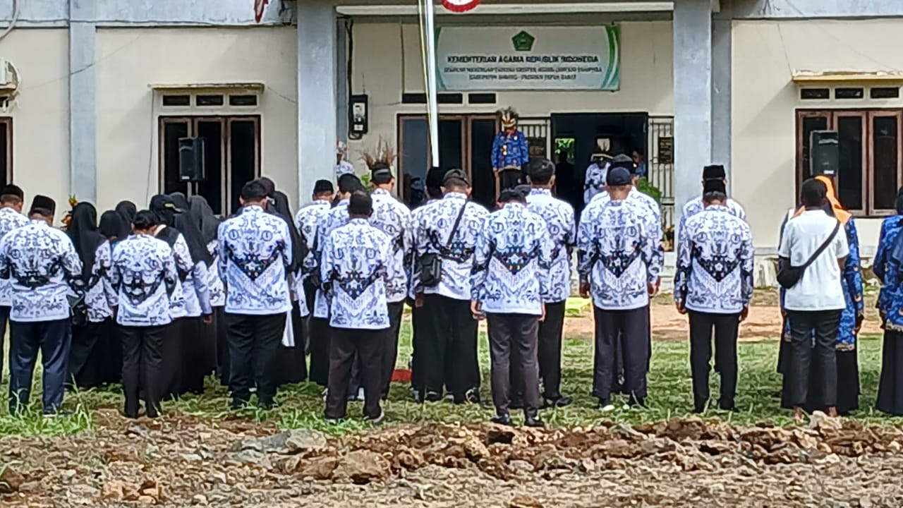 Upacara Hari Korpri dan Hari Guru Nasional di Papua Barat: Guru Inovatif Terima Penghargaan
