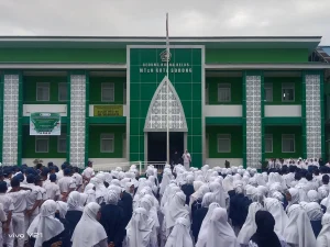 MTs Negeri Kota Sorong Gelar Upacara Hari Senin: Kepala Madrasah Tekankan Kedisiplinan dan Nama Baik Madrasah