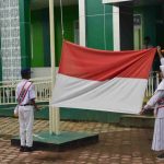 MTs Negeri Kota Sorong Laksanakan Upacara Bendera Hari Senin Meski Diguyur Hujan