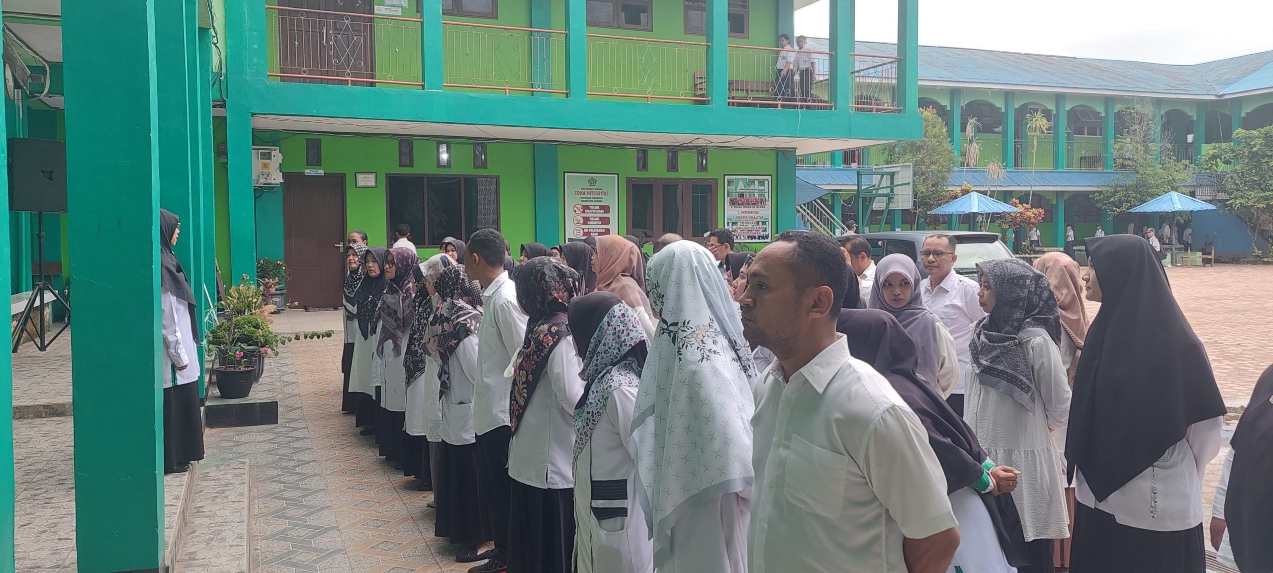 Tingkatkan Kedisiplinan, MTs Negeri Kota Sorong Rutin Laksanakan Apel Pagi Guru