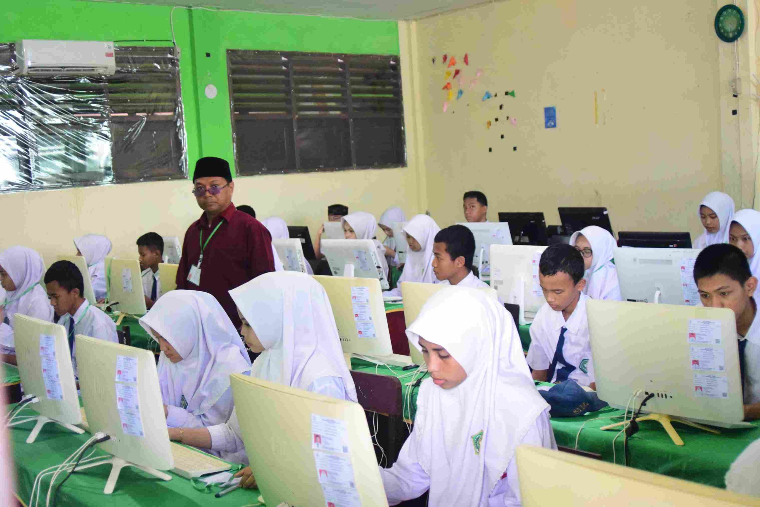 Hari Pertama TKA di MTs Negeri Kota Sorong Berjalan Lancar, 246 Siswa Ikuti Ujian