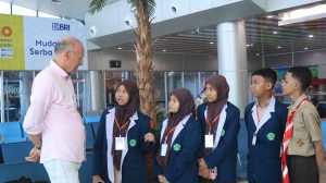 Belajar Langsung dengan Penutur Asing, Siswa MTsN Kota Sorong Praktik Speaking di Bandara