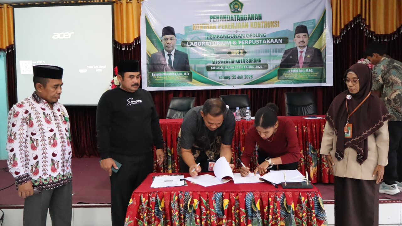 Kanwil Kementerian Agama Provinsi Papua Barat Teken Kontrak Pembangunan Gedung Laboratorium dan Perpustakaan MTs Negeri Kota Sorong